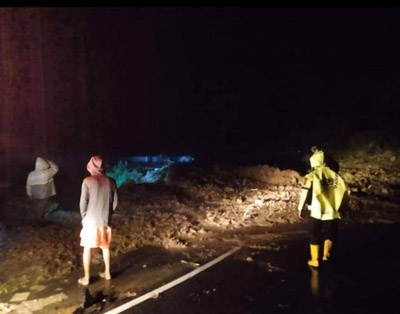 Longsor di Dua Titik di Jalur Sumbar-Riau, Ratusan Kendaraan Terjebak Macet